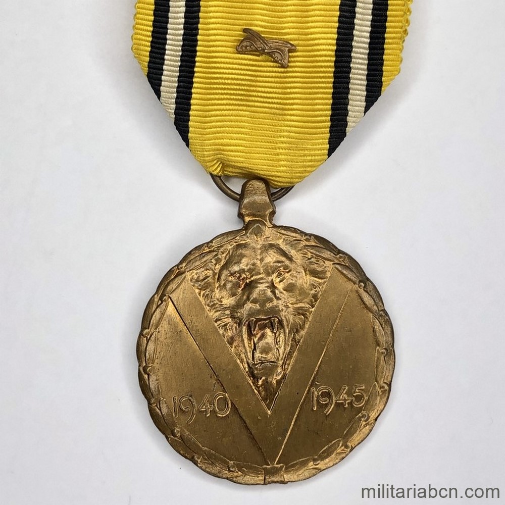 Bélgica. Medalla belga Conmemorativa de la 2ª Guerra Mundial 1940-1945. Con espadas en la cinta