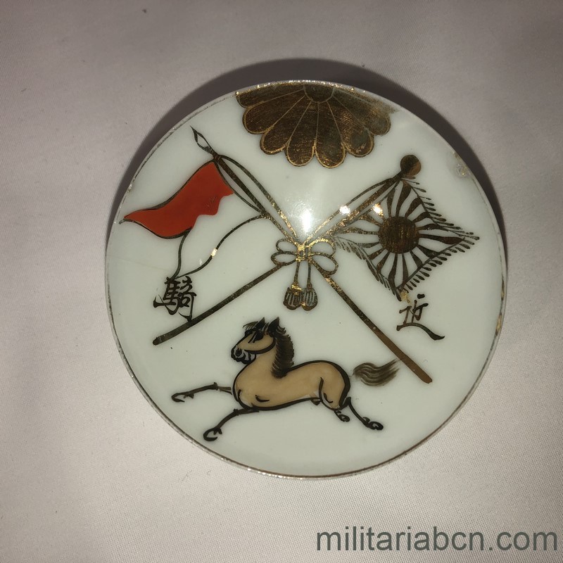 Taza o bol de Sake de temática militar, caballería. Periodo Showa