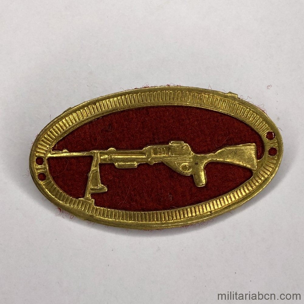 Insignia de tirador de Fusil Ametrallador OC. Modelo 1938. Fondo rojo, Infantería