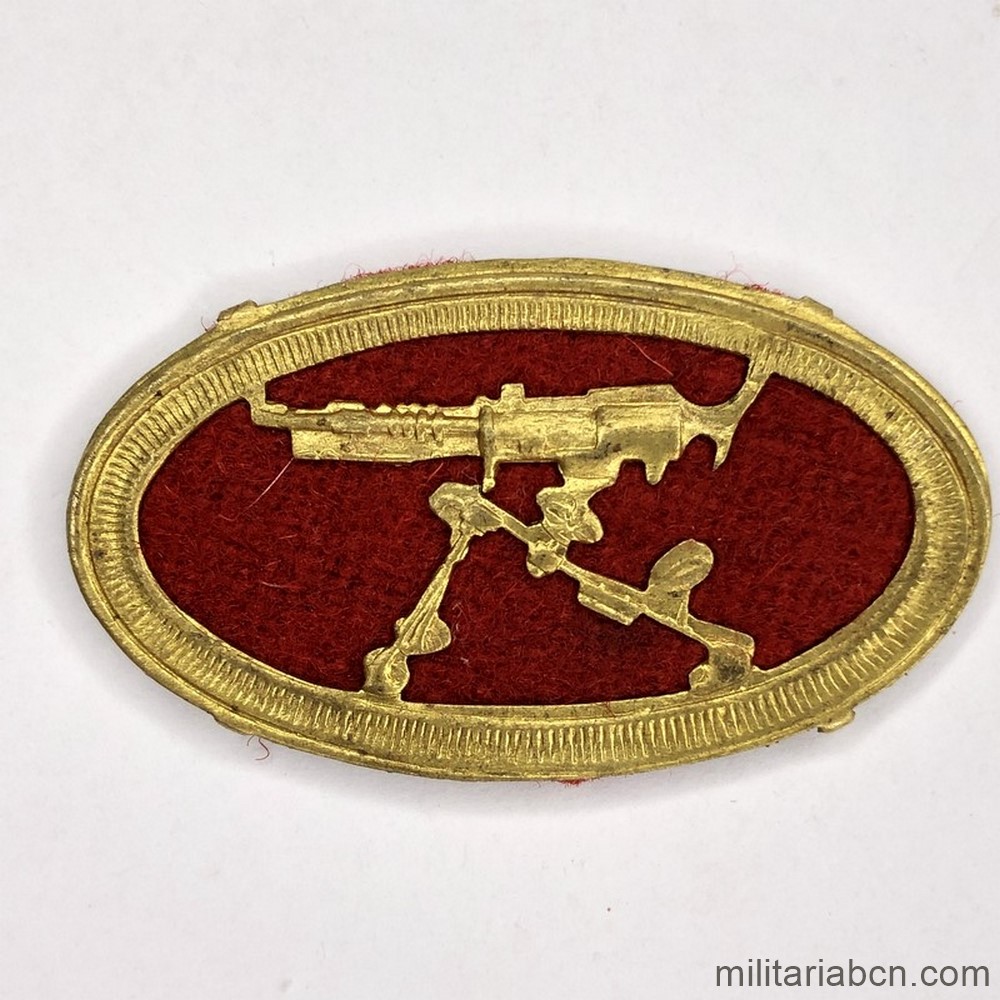 Insignia de tirador de los Batallones de Ametralladoras. Modelo 1931. Fondo rojo, Infantería