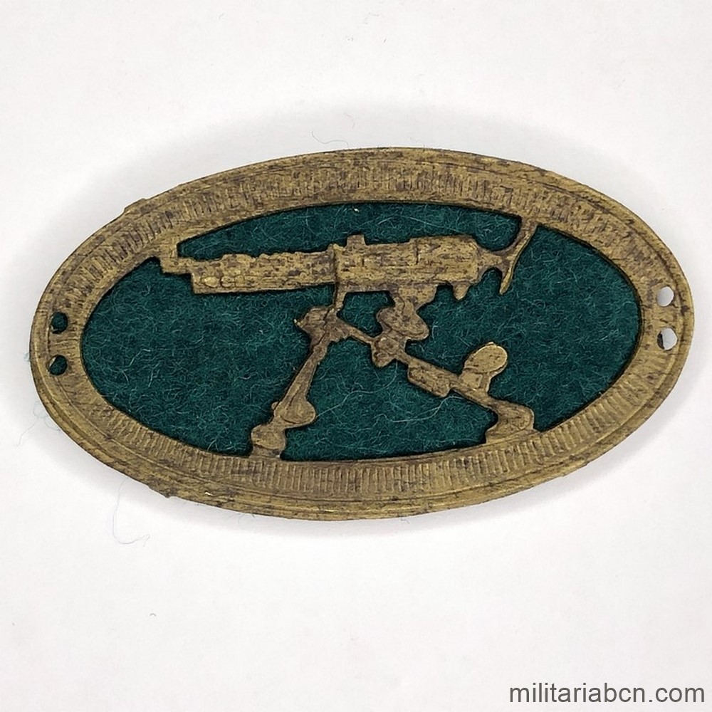 Placa o insignia de tirador de los Batallones de Ametralladoras. Modelo 1931. Fondo verde Cazadores
