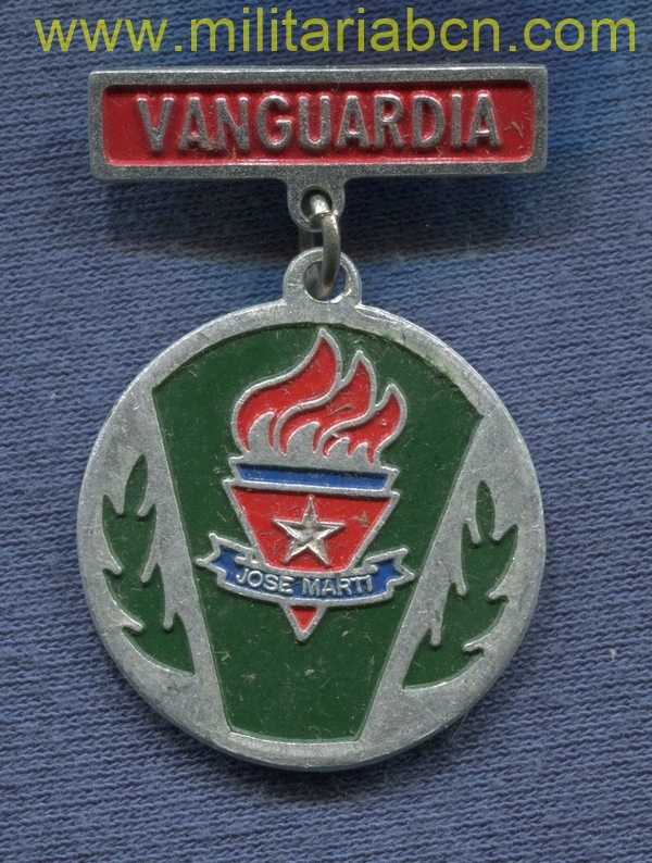 Cuba.   Distintivo de Vanguardia de la Organización de Pioneros José Martí.   Aluminio.