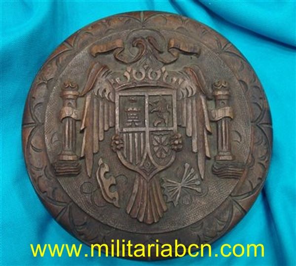 Caja de madera con el escudo nacional Modelo 1938. 19 cm de diámetro.