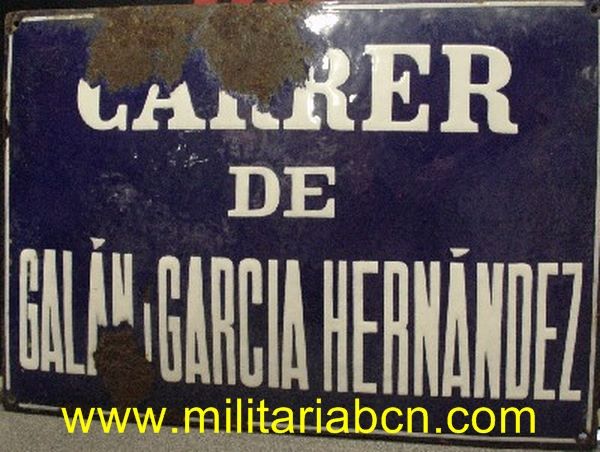 Placa de calle "Carrer de Galán i García Hernández". Metal, esmaltada. Período II República. Catalunya. 35 x 50 cm.