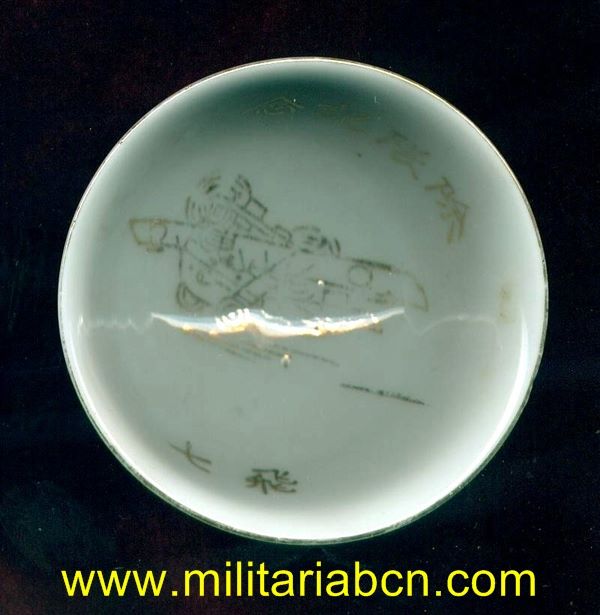 Taza o bol de Sake de temática militar. Período Showa anterior a 1945. Guerra de Manchuria o Segunda Guerra Mundial. 7º Cuerpo Aéreo. 56 mm.