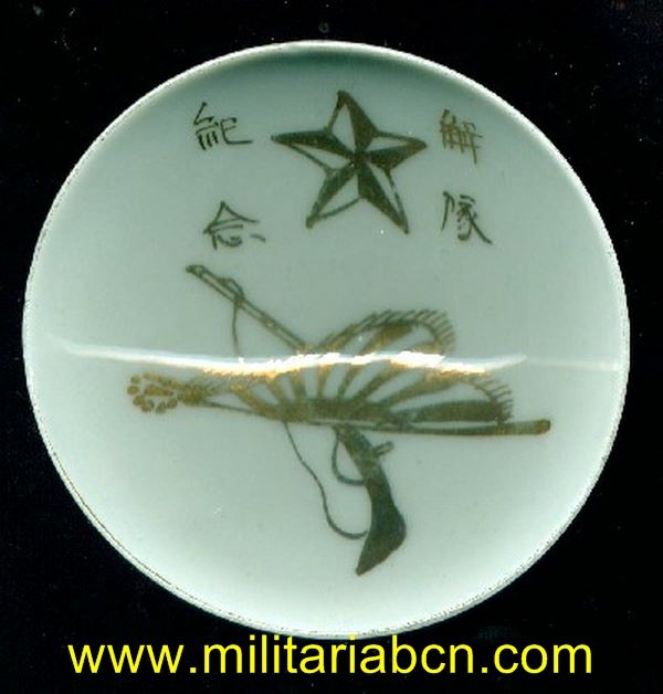 JAPÓN. Taza o bol de Sake de temática militar. Período Showa anterior a 1945. Guerra de Manchuria o Segunda Guerra Mundial 81 mm.