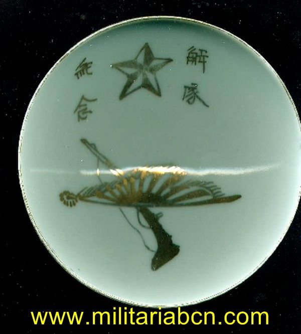 JAPÓN. Taza o bol de Sake de temática militar. Período Showa anterior a 1945. Guerra de Manchuria o Segunda Guerra Mundial 81 mm.