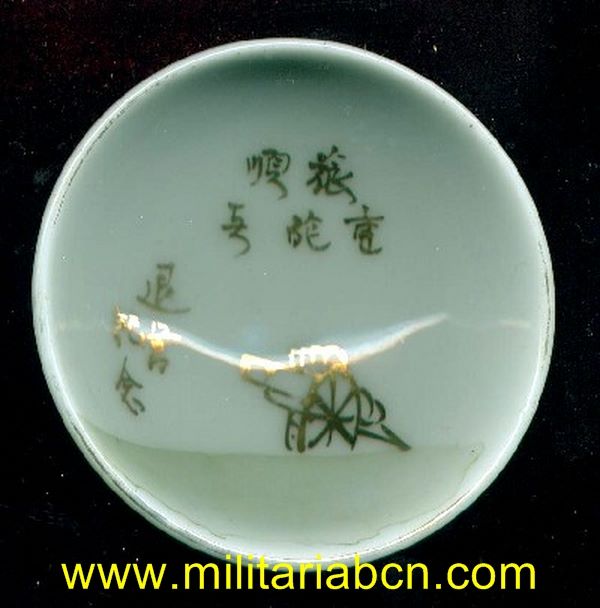 JAPÓN. Taza o bol de Sake de temática militar. Período Showa anterior a 1945. Guerra de Manchuria o Segunda Guerra Mundial 63 mm.
