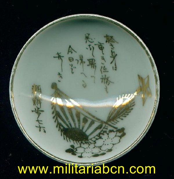 JAPÓN. Taza o bol de Sake de temática militar. Período Showa anterior a 1945. Guerra de Manchuria o Segunda Guerra Mundial 63 mm.