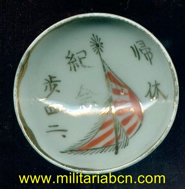 JAPÓN. Taza o bol de Sake de temática militar. Período Showa anterior a 1945. Guerra de Manchuria o Segunda Guerra Mundial 60 mm.