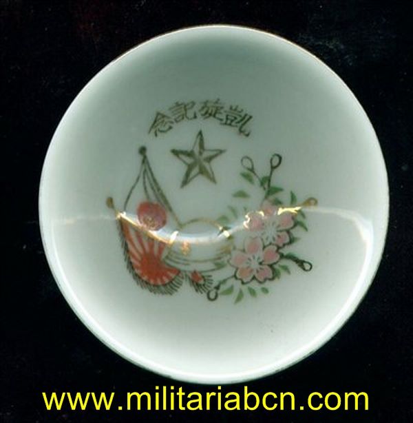 Taza o bol de Sake de temática militar. Período Showa anterior a 1945. Guerra de Manchuria o Segunda Guerra 69 mm