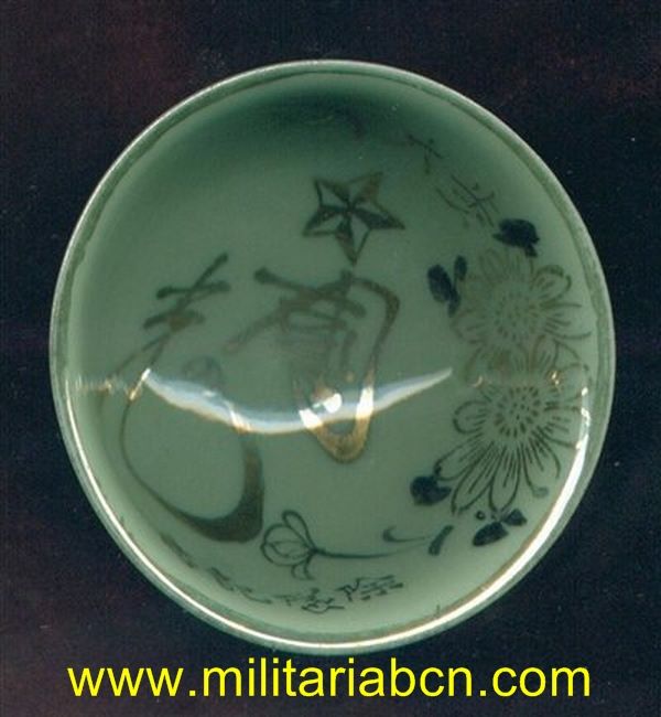 Taza o bol de Sake de temática militar. Período Showa anterior a 1945. Guerra de Manchuria o Segunda Guerra 55 mm