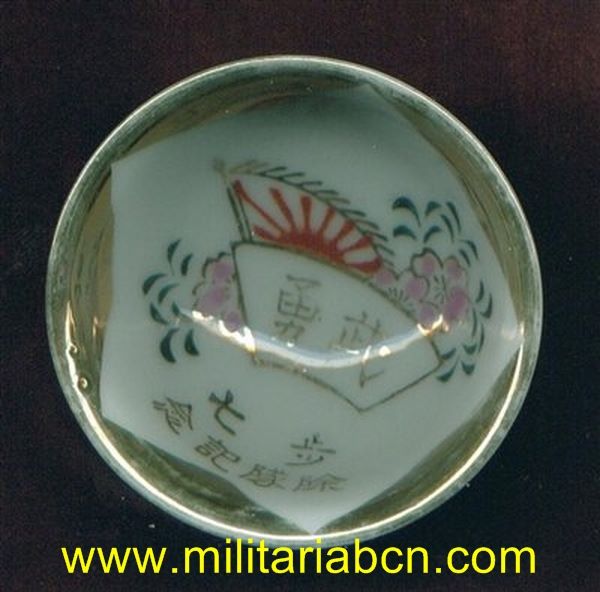 Taza o bol de Sake de temática militar. Período Showa anterior a 1945. Guerra de Manchuria o Segunda Guerra Mundial. 57 mm.