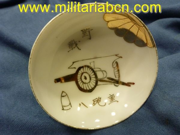 Taza o bol de Sake de temática militar. Período Showa anterior a 1945. Guerra de Manchuria o Segunda Guerra Mundial. 83 mm.