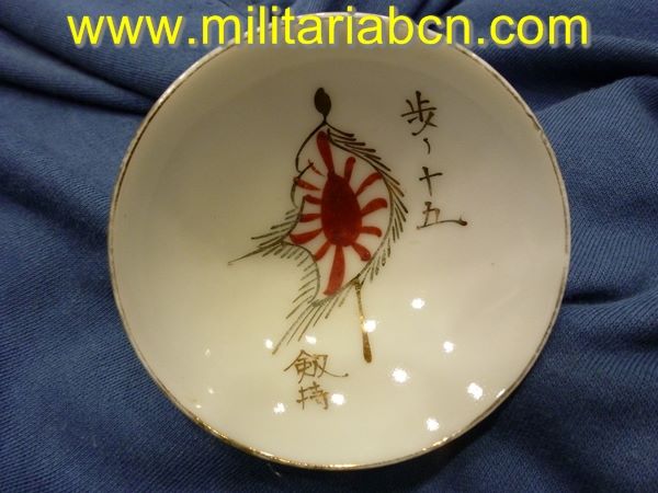 Taza o bol de Sake de temática militar. Período Showa anterior a 1945. Guerra de Manchuria o Segunda Guerra Mundial. 73 mm.