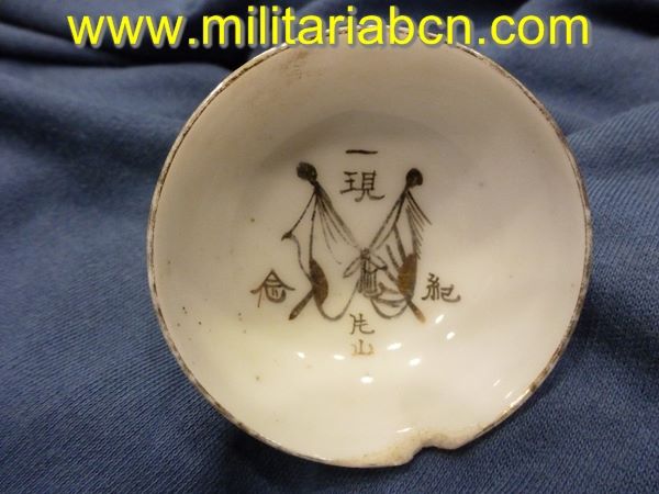 Taza o bol de Sake de temática militar. Período Showa anterior a 1945. Guerra de Manchuria o Segunda Guerra Mundial. 55 mm.