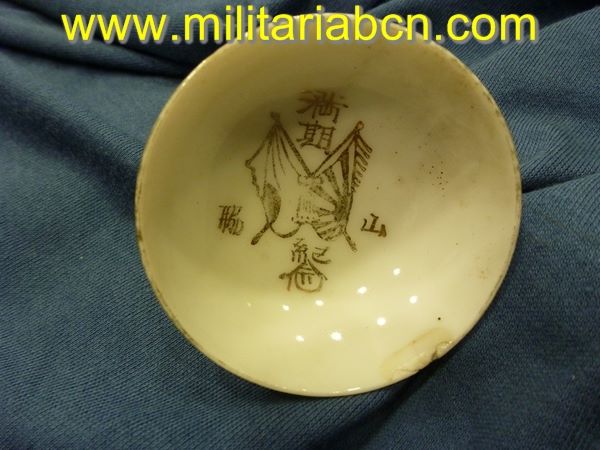 Taza o bol de Sake de temática militar. Período Showa anterior a 1945. Guerra de Manchuria o Segunda Guerra Mundial. 61 mm.