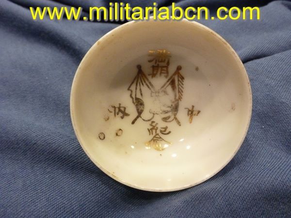 Taza o bol de Sake de temática militar. Período Showa anterior a 1945. Guerra de Manchuria o Segunda Guerra Mundial. 60 mm.