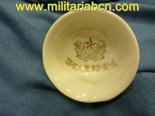 Taza o bol de Sake de temática militar. Período Showa anterior a 1945. Guerra de Manchuria o Segunda Guerra Mundial. 54 mm.