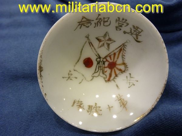 Taza o bol de Sake de temática militar. Período Showa anterior a 1945. Guerra de Manchuria o Segunda Guerra Mundial. 63 mm.