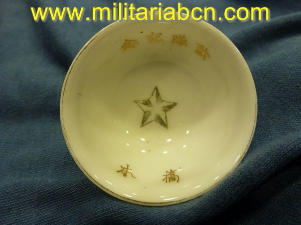 Taza o bol de Sake de temática militar. Período Showa anterior a 1945. Guerra de Manchuria o Segunda Guerra Mundial. 52 mm.