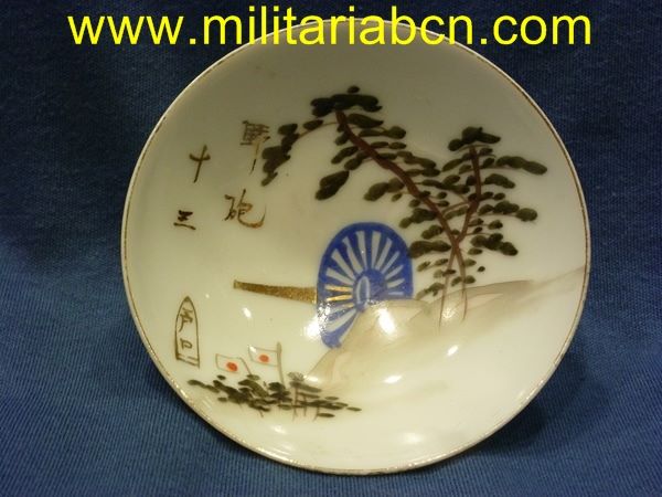 Taza o bol de Sake de temática militar. Período Showa anterior a 1945. Guerra de Manchuria o Segunda Guerra Mundial 100 mm.