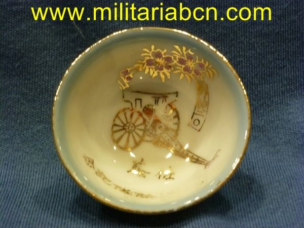 Taza o bol de Sake de temática militar. Período Showa anterior a 1945. Guerra de Manchuria o Segunda Guerra Mundial. 55 mm.