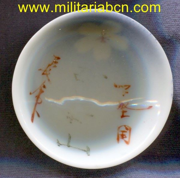 Taza o bol de Sake de temática militar. Período Showa anterior a 1945. Guerra de Manchuria o Segunda Guerra Mundial. 70 mm.