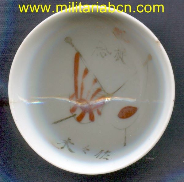 Taza o bol de Sake de temática militar. Período Showa anterior a 1945. Guerra de Manchuria o Segunda Guerra Mundial. 74 mm.
