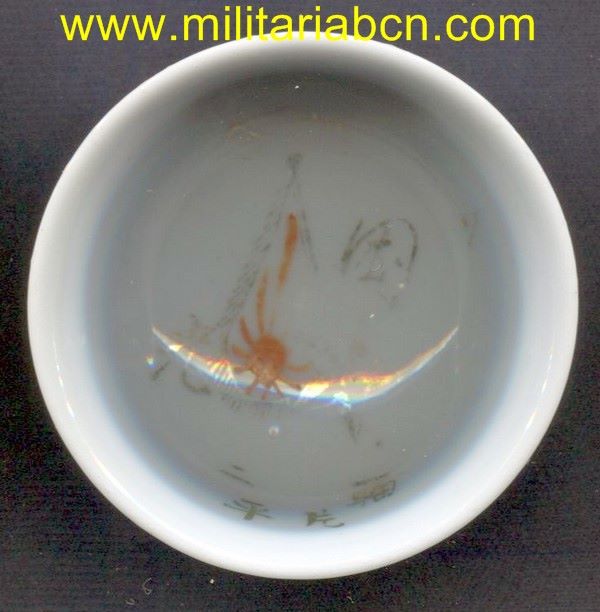 Taza o bol de Sake de temática militar.  Período Showa anterior a 1945.  Guerra de Manchuria o Segunda Guerra Mundial.  57 mm.