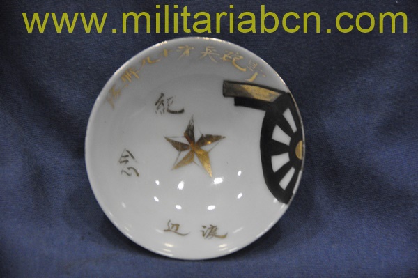 Taza o bol de Sake de temática militar. Período Showa anterior a 1945. Guerra de Manchuria o Segunda Guerra Mundial. 82 mm.