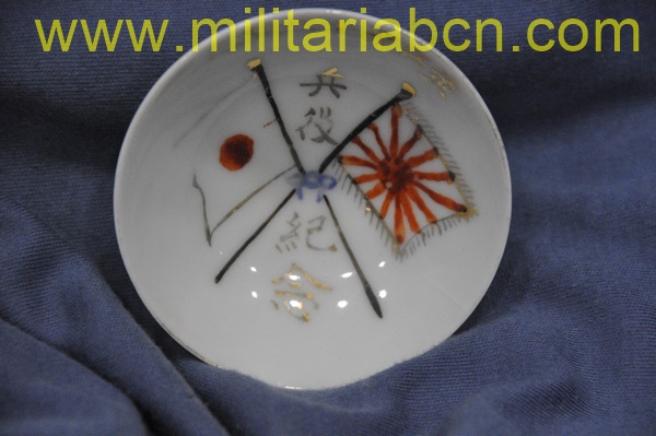 Taza o bol de Sake de temática militar. Período Showa anterior a 1945. Guerra de Manchuria o Segunda Guerra Mundial. 80 mm.