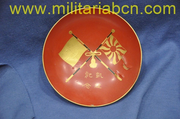 Taza o bol de Sake de temática militar. Período Showa anterior a 1945. Guerra de Manchuria o Segunda Guerra Mundial. 60 mm.118 mm.