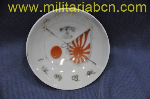 Taza o bol de Sake de temática militar. Período Showa anterior a 1945. Guerra de Manchuria o Segunda Guerra Mundial. 83 mm.