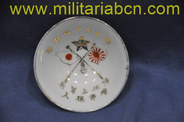 Taza o bol de Sake de temática militar. Período Showa anterior a 1945. Guerra de Manchuria o Segunda Guerra Mundial. 60 mm.76 mm.
