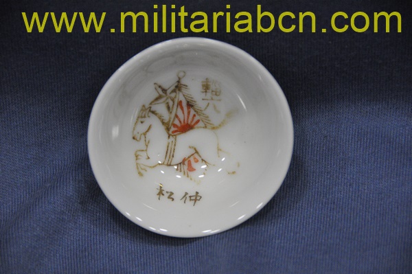 Taza o bol de Sake de temática militar. Período Showa anterior a 1945. Guerra de Manchuria o Segunda Guerra Mundial. 56 mm.