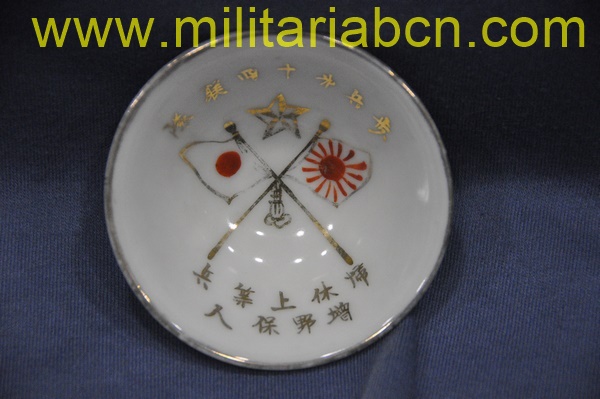 Taza o bol de Sake de temática militar. Período Showa anterior a 1945. Guerra de Manchuria o Segunda Guerra Mundial. 78 mm.