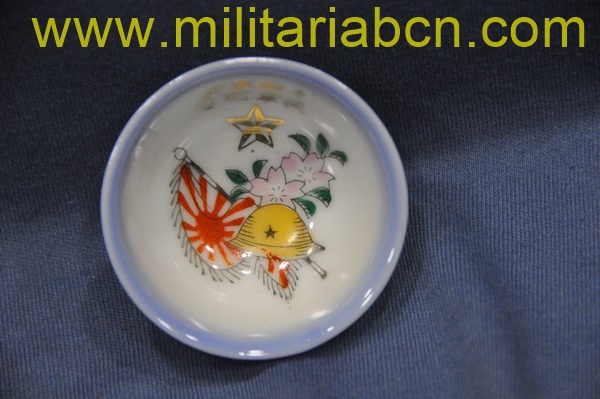 Taza o bol de Sake de temática militar. Período Showa anterior a 1945. Guerra de Manchuria o Segunda Guerra Mundial. 55 mm.