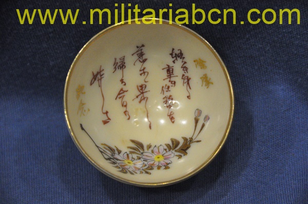 Taza o bol de Sake de temática militar. Período Showa anterior a 1945. Guerra de Manchuria o Segunda Guerra Mundial. 56 mm.