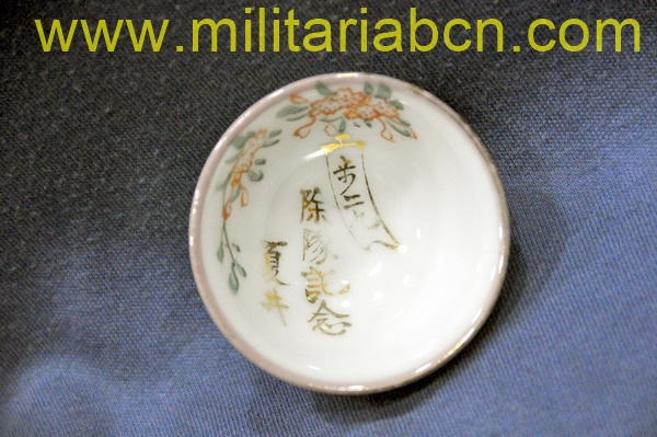 Taza o bol de Sake de temática militar. Período Showa anterior a 1945. Guerra de Manchuria o Segunda Guerra Mundial. 56 mm.