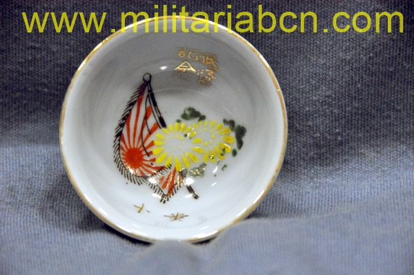 Taza o bol de Sake de temática militar. Período Showa anterior a 1945. Guerra de Manchuria o Segunda Guerra Mundial. 56 mm.