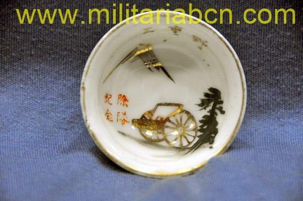 Taza o bol de Sake de temática militar. Período Showa anterior a 1945. Guerra de Manchuria o Segunda Guerra Mundial. 56 mm.