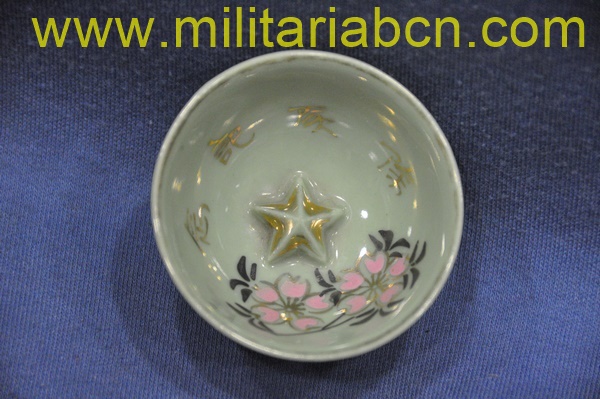 Taza o bol de Sake de temática militar. Período Showa anterior a 1945. Guerra de Manchuria o Segunda Guerra Mundial. 57 mm.