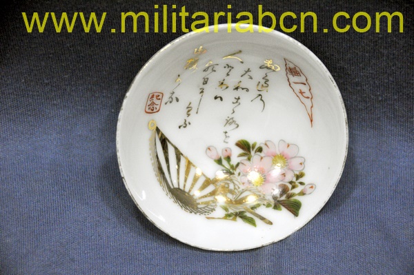 Japón. Taza o bol de Sake de temática militar. Período Showa anterior a 1945. Guerra de Manchuria o Segunda Guerra Mundial. 82 mm.