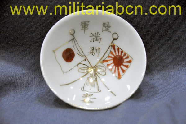 Taza o bol japonés de Sake de temática militar. Período Showa anterior a 1945.Segunda Guerra Mundial. 75 mm.