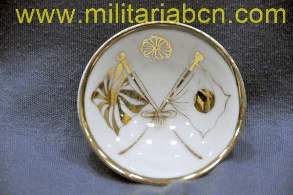 Taza o bol de Sake de temática militar. Período Showa anterior a 1945. 2ª Guerra Mundial. 68 mm.