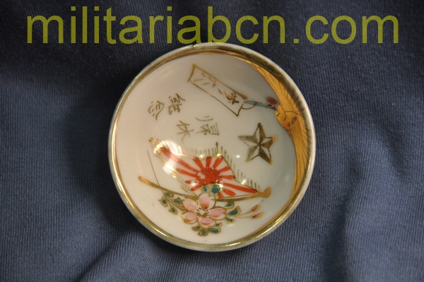 Taza o bol de Sake de temática militar. Período Showa anterior a 1945. 68 mm.