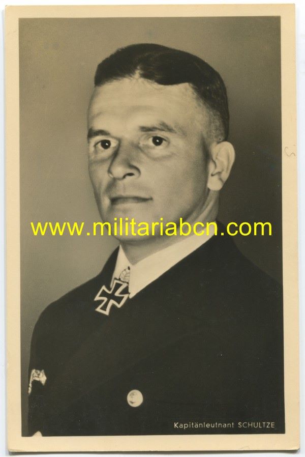 Fotografía Postal del Kapitänleutnant Schultze. Condecorado con la Cruz de Caballero con Hojas de Roble. Photo Hoffmann. Sin circular. Original de la 2ª Guerra Mundial.
