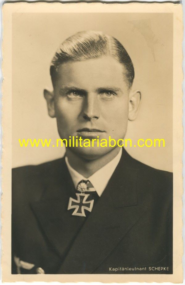 Fotografía Postal del Kapitänleutnant Schepke. Condecorado con la Cruz de Caballero con Hojas de Roble. Photo Hoffmann. Sin circular. Original de la 2ª Guerra Mundial.