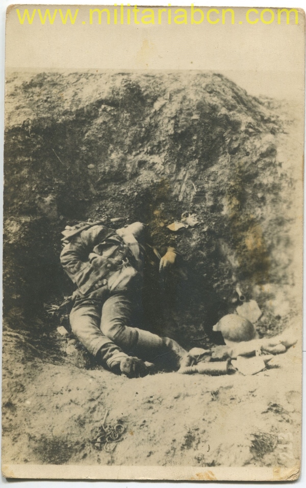 Postal con el Cadáver de un soldado Inglés fallecido en la 1ª Guerra Mundial.
